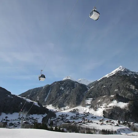 With Ski-storage *