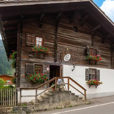 With Ski-storage *